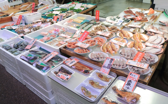 金沢観光 金沢住民が近江町市場おすすめの楽しみ方４選を大公開 ゆったりカメ夫婦ブログ