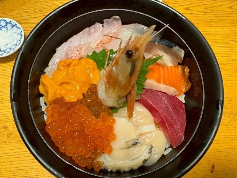 郷土料理おが　海鮮生チラシ丼