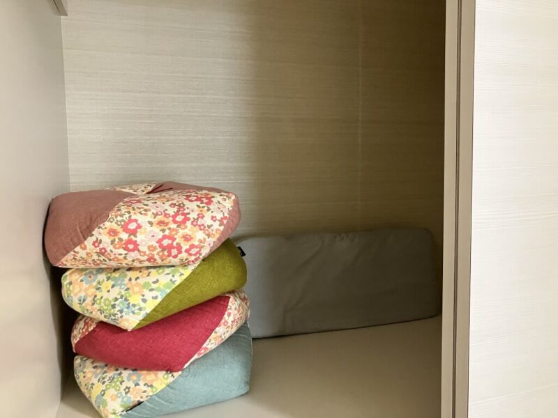 入ってすぐ左の収納（上段）