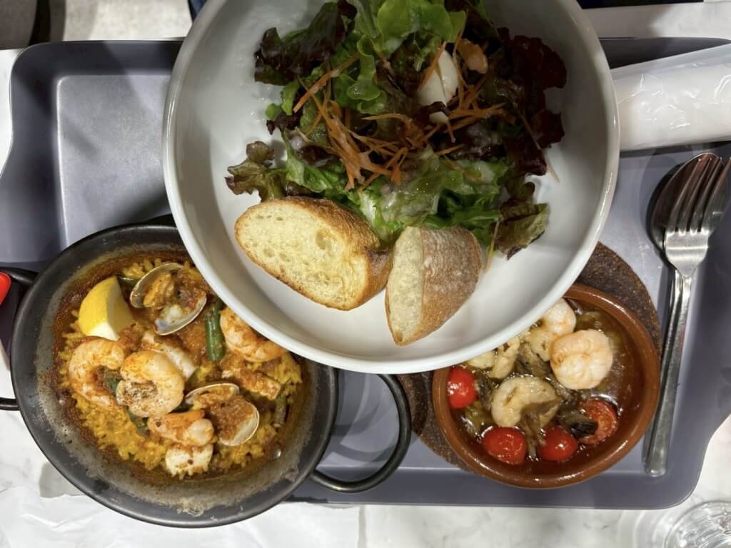 Bar-Espanol-PICARの海鮮パエリアとエビとキノコのアピージョ、サラダのランチ