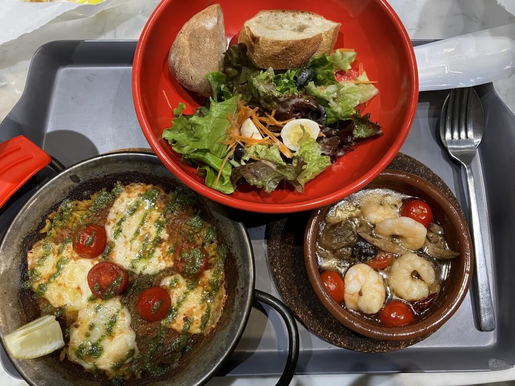 Bar-Espanol-PICARのモッツァレラチーズのパエリアとエビとキノコのアピージョ、サラダのランチ